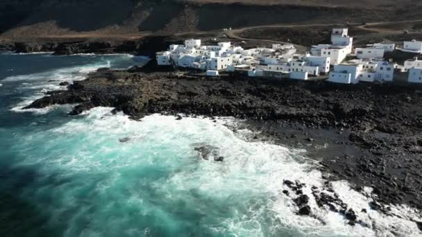 スペイン ランサローテ島 カナリア島 大西洋の島の美しい風景のドローンビュー — ストック動画