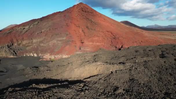Flygdrönare Utsikt Över Svarta Lavafält Efter Vulkanutbrott Vulkaniska Landskap Lanzarote — Stockvideo