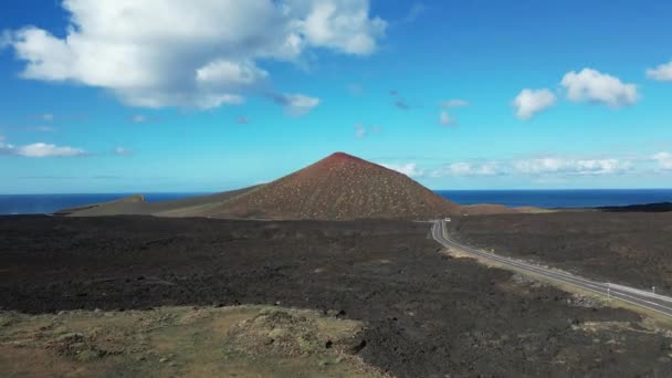 ヨーロッパ スペイン ランサローテ島 カナリア諸島 シャルコ クリコス シャルコ ヴェルデ ティマンファヤ国立公園の赤い火山のドローンの空中ビュー 火山の風景 — ストック動画