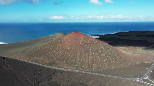 ヨーロッパ スペイン ランサローテ島 カナリア諸島 シャルコ クリコス シャルコ ヴェルデ ティマンファヤ国立公園の赤い火山のドローンの空中ビュー 火山の風景 — ストック動画