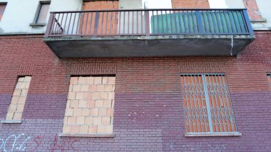 Pencereli eski tuğla duvar