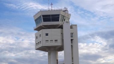 Lanzarote 2023 - Uluslararası Havalimanı Cesar Manrique Terminali 1 - Kontrol gişesi yolcuları - Lanzarote İspanya Avrupa Kanarya Adaları 'na tatile başladı