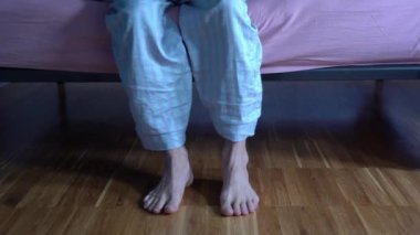 Sabah uyanır ve yataktan kalkarsın. Adamın ayakları yere basar, terliklerini giyer ve güne başlarsın. Yatak odasında yaşam tarzına başlarsın.