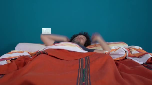 Svobodný 40Letý Muž Spí Doma Posteli Zlé Sny Noční Můry — Stock video