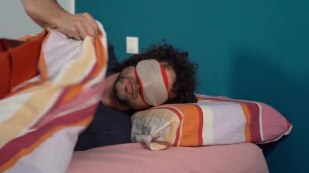 Homme Célibataire Ans Dort Dans Son Lit Maison Portant Masque — Video