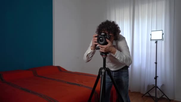 イタリア ミラノ 不動産写真家の男性が不動産仲介業者のための寝室の写真とビデオを撮る 家を売るための家のステージング 観光客のための家を借りる — ストック動画