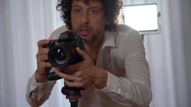 イタリア ミラノ 不動産写真家の男性が不動産仲介業者のための寝室の写真とビデオを撮る 家を売るための家のステージング 観光客のための家を借りる — ストック動画