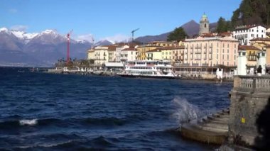 Avrupa, Lombardy, Bellagio, Como Gölü 'nün İncisi, renkli evleri olan inanılmaz bir köydür. Gölün sularında sörf yapmak için dalgalar oluşturan güçlü rüzgar fırtınaları gölün seviyesini yükseltir.