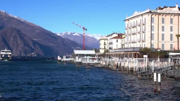 호수의 진주인 롬바르디아 벨라지 색깔있는 집들이 놀라운 마을이다 속에서 파도타기를 — 비디오