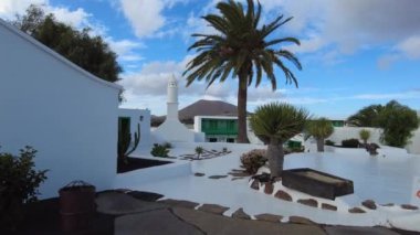 Avrupa, İspanya, Lanzarote, Kanarya Adaları 2023 - Lanzarote Arrecife 'deki Casa Museo Monumento al Campesino ve Cesar Manrique' in çalışmaları