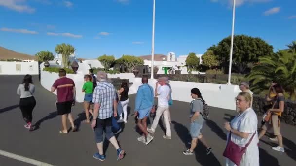 西班牙 兰萨罗特 加那利群岛2023塞萨尔曼里克基金会是一个曼里克工作室的家庭花园 位于塔希河拉斯帕尔马斯 旅游胜地的熔岩流中 — 图库视频影像