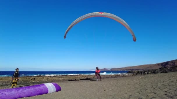 Spanje Lanzarote Famara Strand Paraglider Het Eenvoudigste Lichtste Middel Vrij — Stockvideo