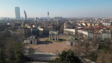 EUROPE, ITALY MILAN 2023 - İHA hava görüntüsü Arco della Pace of Peace Sempione şehir merkezindeki parkta