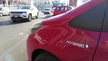 Avrupa, İtalya, Milan 2023 - Şarj istasyonu modern elektrikli otomobil - AB, 2035 yılından beri kirletici benzin ve dizel motorlu araba satışını yasakladı - Hybrid otomobille sürdürülebilir hareketlilik