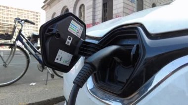 Avrupa, İtalya, Milan 2023 - Şarj istasyonu modern elektrikli otomobil - AB, 2035 yılından beri kirletici benzin ve dizel motorlu otomobillerin satışını yasakladı - sürdürülebilir hareketlilik ve yeşil ekonomi