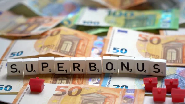 Avrupa, İtalya, Milano - binaların yenilenmesi için İtalya 'daki Superbonus yasasına son verin -% 110' luk bir oran ve bankalara kredi transferi