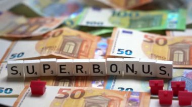 Avrupa, İtalya, Milano - binaların yenilenmesi için İtalya 'daki Superbonus yasasına son verin -% 110' luk bir oran ve bankalara kredi transferi