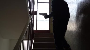 Elinde tabanca olan üzgün bunalımlı adam para sorunları, aile ve aşk krizleri yüzünden intihar etmeyi düşünüyor. Modern toplumda intihar oranı artıyor.