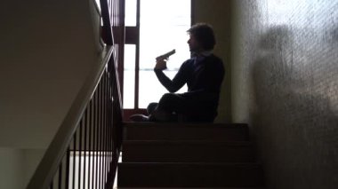 Elinde tabanca olan üzgün bunalımlı adam para sorunları, aile ve aşk krizleri yüzünden intihar etmeyi düşünüyor. Modern toplumda intihar oranı artıyor.