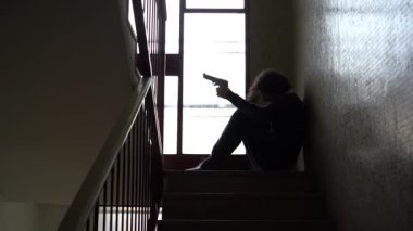 Elinde tabanca olan üzgün bunalımlı adam para sorunları, aile ve aşk krizleri yüzünden intihar etmeyi düşünüyor. Modern toplumda intihar oranı artıyor.