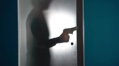 Hırsız daireye girer ve elinde silahla kapıyı açar - hırsızlarla ev soygunlarında artış - Amerika ve Avrupa 'da kişisel güvenlik ve nefsi müdafaa 