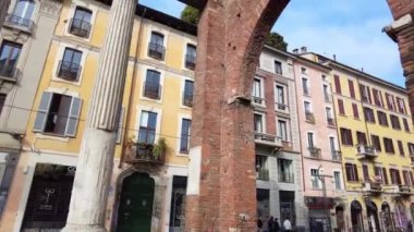 Avrupa, İtalya, Milan 2023 - Kadın Milano Moda Haftası sırasında şehir merkezinde San Lorenzo kilise meydanı manzarası - Sütun ve renkli evler