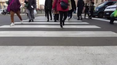 Avrupa, İtalya, MILAN 2023 - Affedin, insanlar şehir merkezindeki Papiniano pazarında yaya geçidinde yürür ve karşıya geçerler