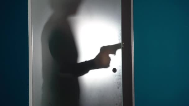 Ladrão Homem Entra Apartamento Abre Porta Com Arma Mão Aumento — Vídeo de Stock