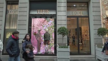 Avrupa, İtalya, Milano Şubat 2023 - Milano kadın moda haftası şehir merkezindeki turist ve moda uzmanları - Montenapoleone lüks bölgesi - Dior mağazası