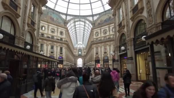 이탈리아 밀라노 2023 관광객 시내를 오토바이 관광객들의 두오모 대성당의 비토리오 — 비디오