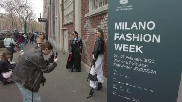 Европа Италия Милан Февраль 2023 Милан Женщина Неделя Моды Души — стоковое видео
