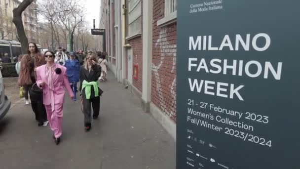 ヨーロッパ イタリア ミラノ2023年2月 ミラノの女性ファッションウィーク観光客やファッション専門家の魂 Fendi Solari ストリートフォトグラファー モデル ブロガーが到着 — ストック動画