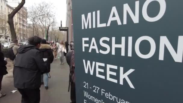 ヨーロッパ イタリア ミラノ2023年2月 ミラノの女性ファッションウィーク観光客やファッション専門家の魂 Fendi Solari ストリートフォトグラファー モデル ブロガーが到着 — ストック動画