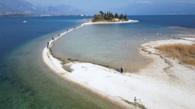 İtalya, Garda Gölü, San Biagio Adası, Tavşan Adası, gölün sığ suları Lombardiya 'da yürümenizi ve adaya ulaşmanızı sağlar.
