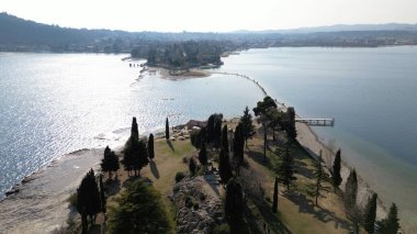 İtalya, Garda Gölü, San Biagio Adası, Tavşan Adası, gölün sığ suları Lombardiya 'da yürümenizi ve adaya ulaşmanızı sağlar.