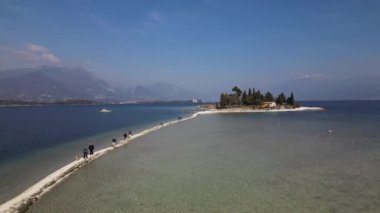 İtalya, Garda Gölü, San Biagio Adası, Tavşan Adası, gölün sığ suları Lombardiya 'da yürümenizi ve adaya ulaşmanızı sağlar.