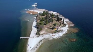 İtalya, Garda Gölü, San Biagio Adası, Tavşan Adası, gölün sığ suları Lombardiya 'da yürümenizi ve adaya ulaşmanızı sağlar.