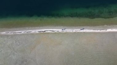 İtalya, Garda Gölü, San Biagio Adası, Tavşan Adası, gölün sığ suları Lombardiya 'da yürümenizi ve adaya ulaşmanızı sağlar.