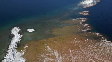 İtalya, Garda Gölü, San Biagio Adası, Tavşan Adası, gölün sığ suları Lombardiya 'da yürümenizi ve adaya ulaşmanızı sağlar.