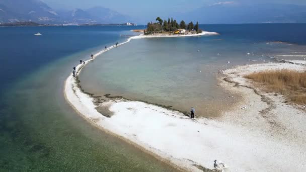意大利 加尔达湖 圣比亚基奥岛 兔子岛 湖中浅水允许你步行到达岛上 伦巴第 干旱降低水位 — 图库视频影像