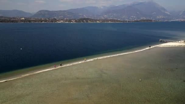 Italië Gardameer San Biagio Eiland Rabbit Island Het Ondiepe Water — Stockvideo