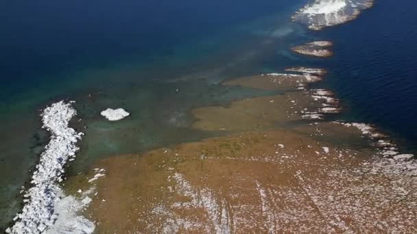 イタリア ガルダ湖 サンビアジオ島 ウサギ島 湖の浅い水は あなたが歩くと徒歩で島に到達することができます ロンバルディア州の水の緊急事態 水位の干ばつ低下 — ストック動画