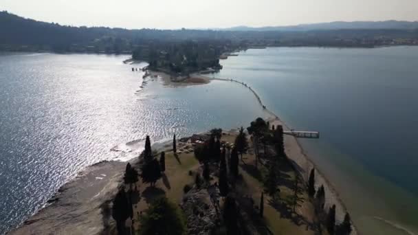 Italië Gardameer San Biagio Eiland Rabbit Island Het Ondiepe Water — Stockvideo