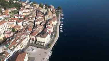 Avrupa, İtalya, Brescia, Garda Gölü, Salo 'nun insansız hava aracı görüntüsü kilise ve mavi suyla göl manzarası - Benito Mussolini faşistlerinin saltanatı sırasında 1943' ten 1945 'e kadar İtalya Cumhuriyeti 