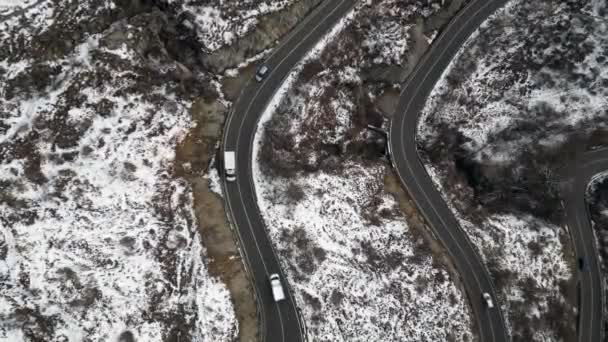 赞布拉山口 Zambla Pass 是贝加莫省奥罗比阿尔卑斯山前塞尔维诺的一个山口 连接塞里纳和帕里纳两个山谷 蜿蜒的山路与发夹弯和冬季雪地中的汽车连接在一起 — 图库视频影像