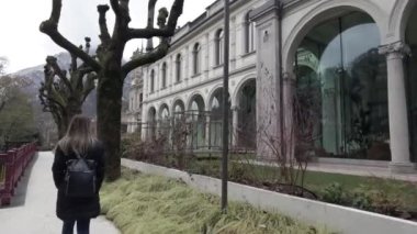 Avrupa, İtalya, Bergamo 2023 San Pellegrino Termal Hamamı ve kaplıcaları açık havuzda sıcak termal su ile dağlarda - vücudun ve zihinsel ve fiziksel sağlığın sağlığı 