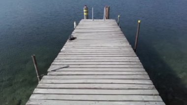 Tekneleri bağlamak ve turistlerin San Biagio 'daki Garda Gölü' ndeki tekneye bindikten sonra göle gelişi için iskele.