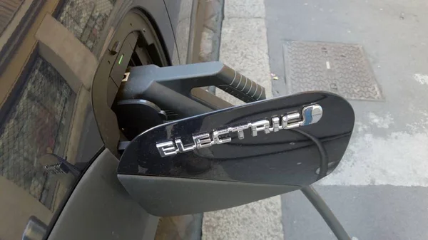 ヨーロッパ イタリア ミラノ2023 充電ステーション現代の電気ハイブリッド車 Euは2035以来 ガソリンとディーゼルエンジンを汚染した車の販売を禁止しています 持続可能なモビリティグリーン経済 — ストック写真