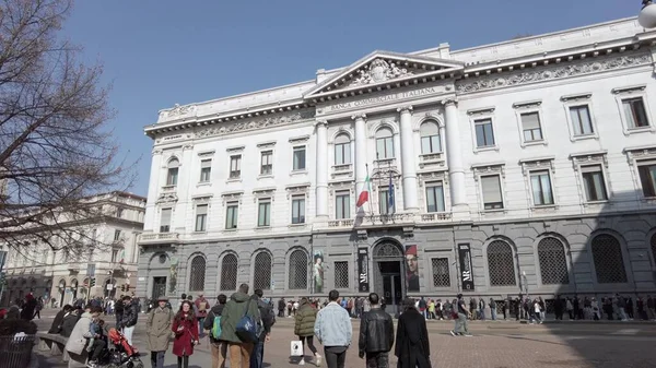 Európa Olaszország Milánó 2023 Turisták Tömegek Látogatása Belvárosban Városnézés Kerékpárral — Stock Fotó