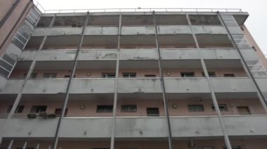 Avrupa, İtalya, Milano 2023 - Niguarda bölgesindeki konut ve sosyal koşulları iyileştirmek için yeniden yapılanma çalışmaları ile Milano 'nun fakir banliyöleri - çevresel bozulma ve yenilenecek binalar